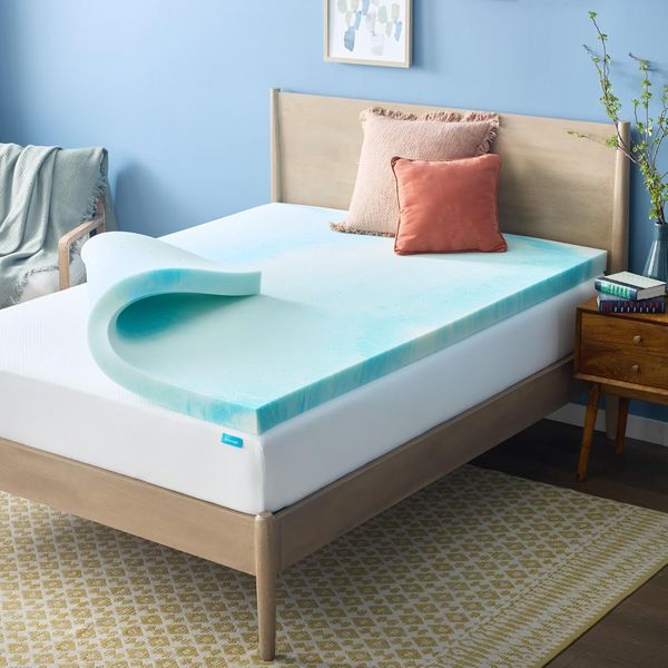 Blauer Gel-Swirl Memory-Schaum Matratzentopper im California King Format fuer verbesserten Schlafkomfort